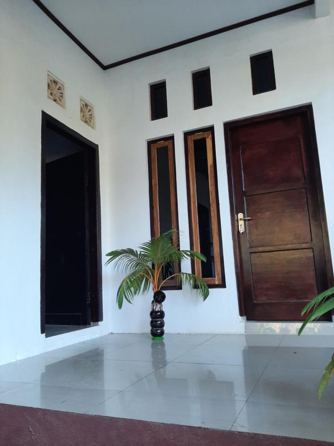 Riung Tiga Empat Tujuh Guesthouse Exteriör bild