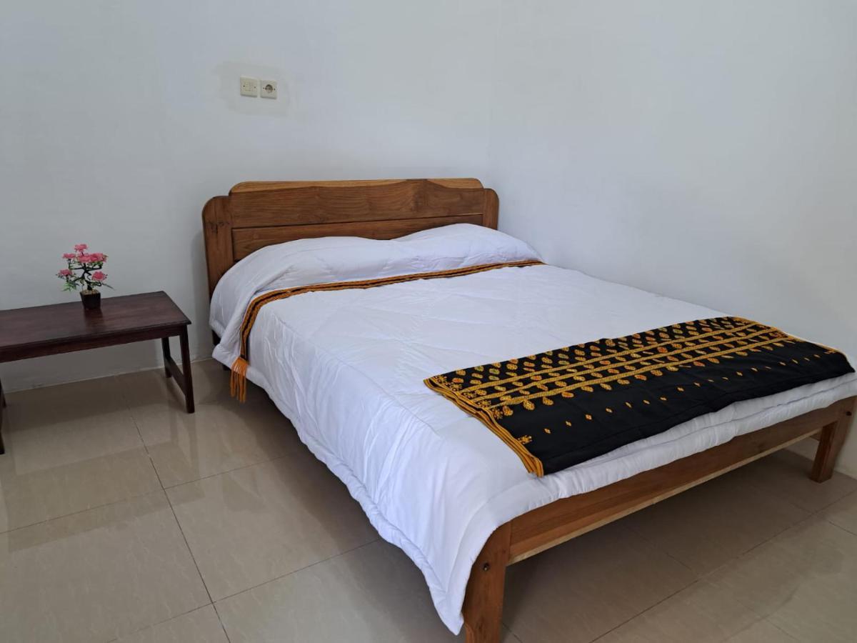 Riung Tiga Empat Tujuh Guesthouse Exteriör bild
