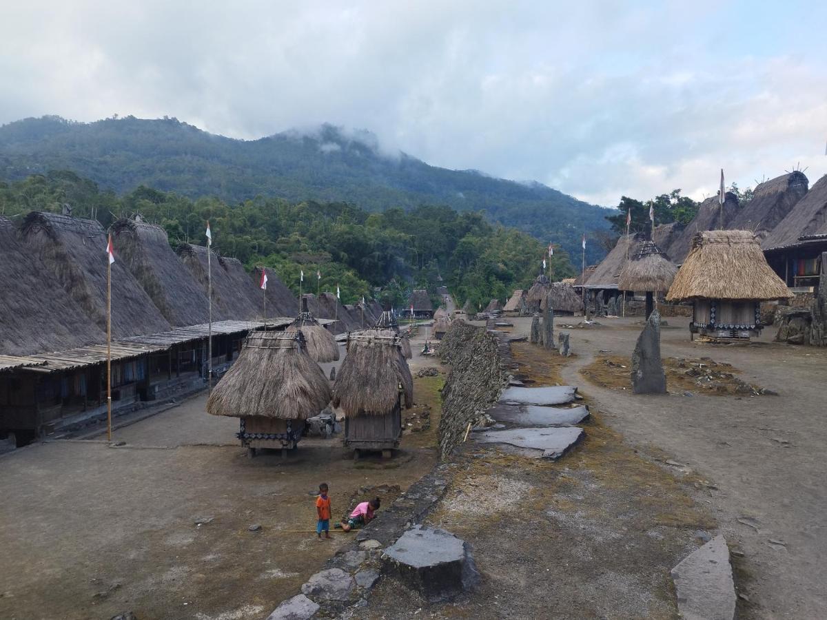 Riung Tiga Empat Tujuh Guesthouse Exteriör bild