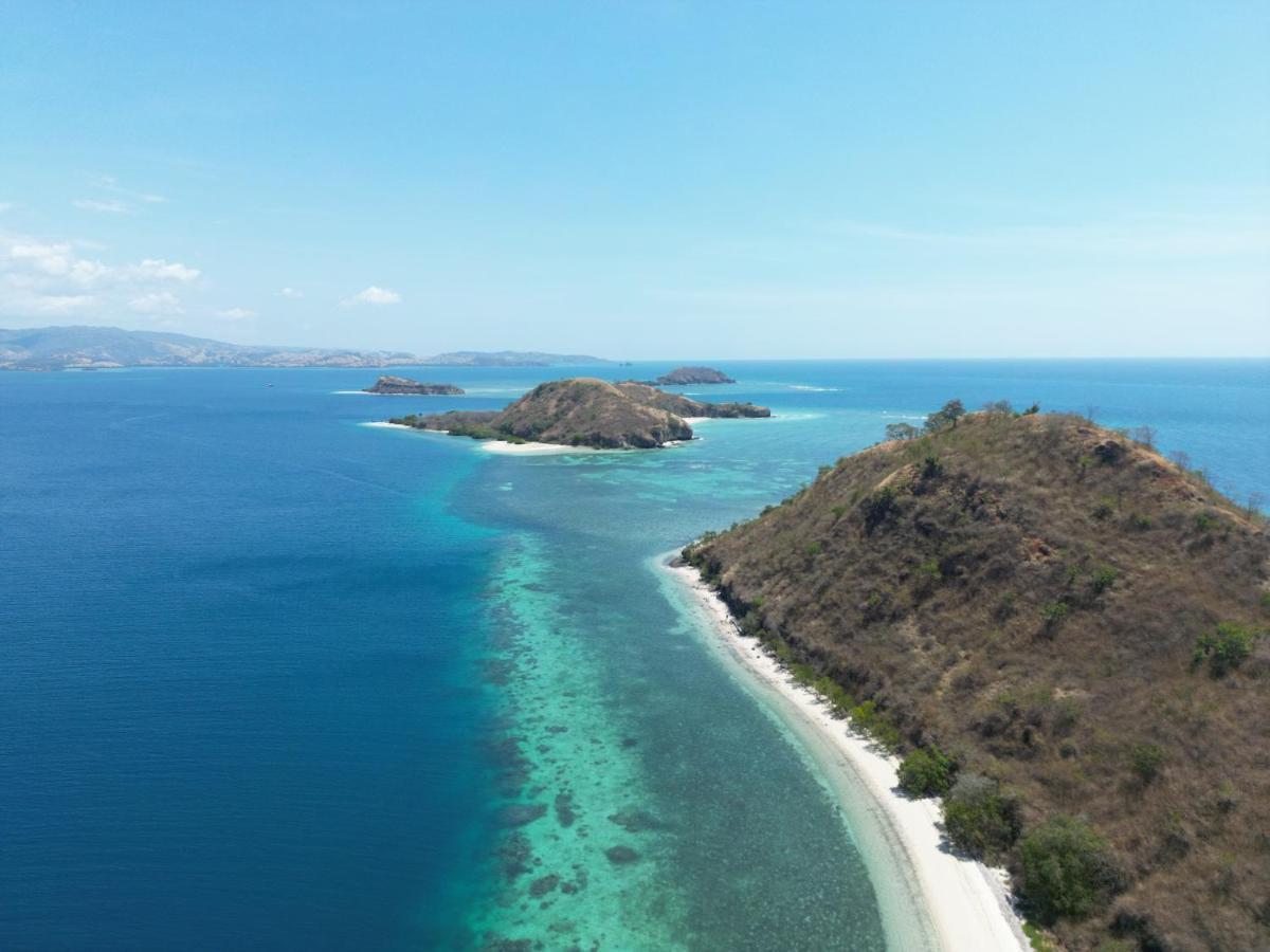 Riung Tiga Empat Tujuh Guesthouse Exteriör bild