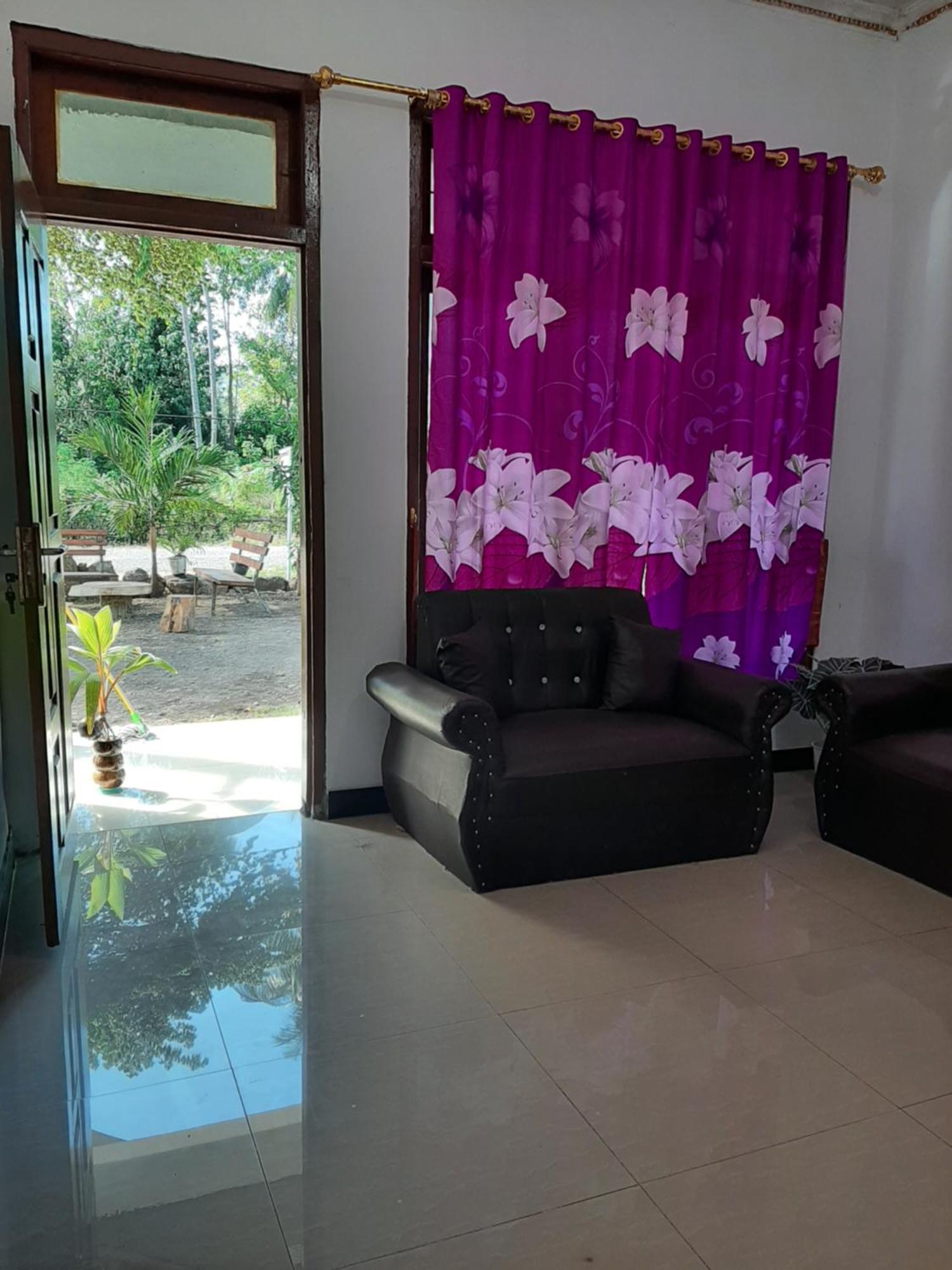 Riung Tiga Empat Tujuh Guesthouse Exteriör bild