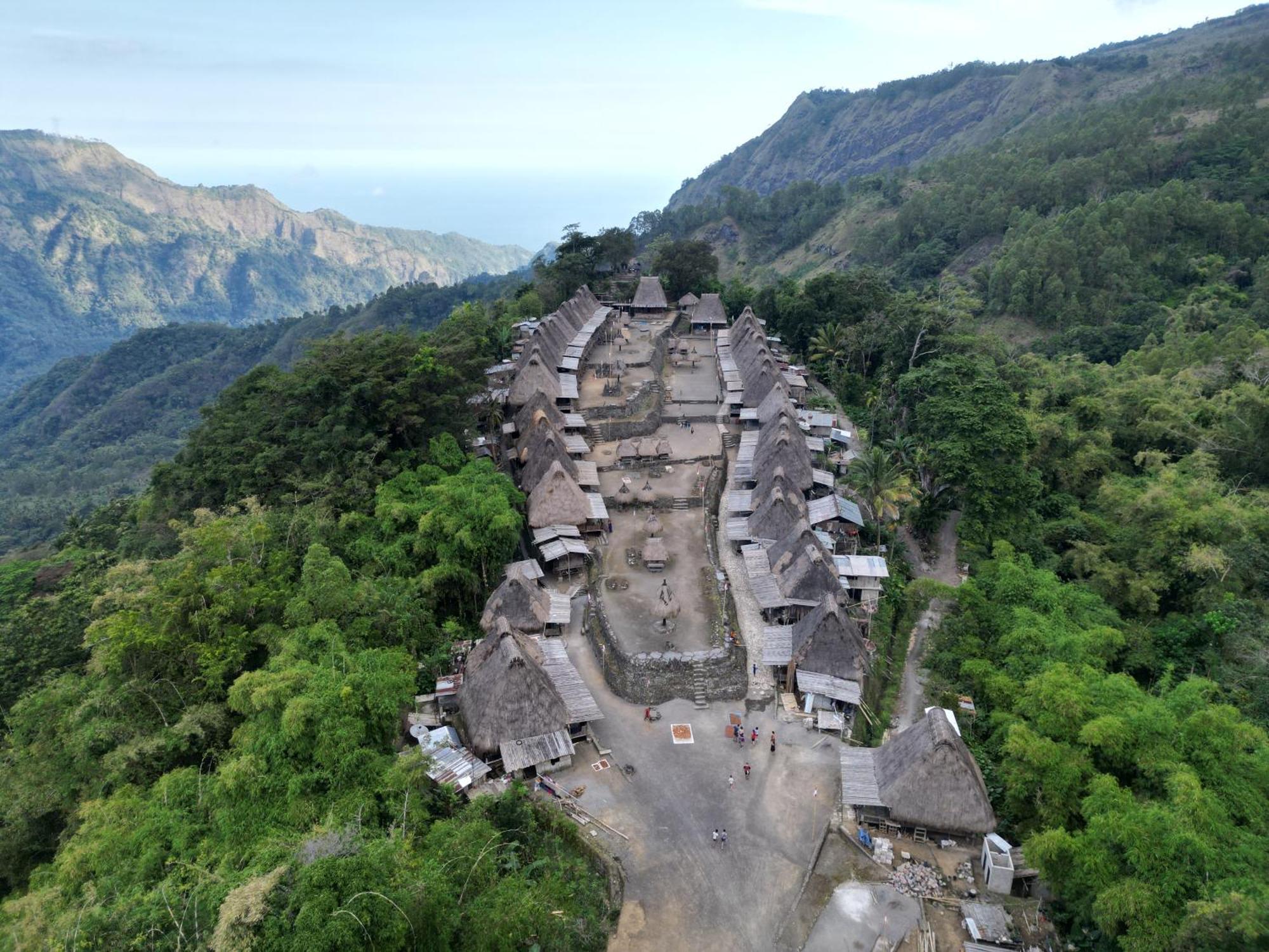 Riung Tiga Empat Tujuh Guesthouse Exteriör bild