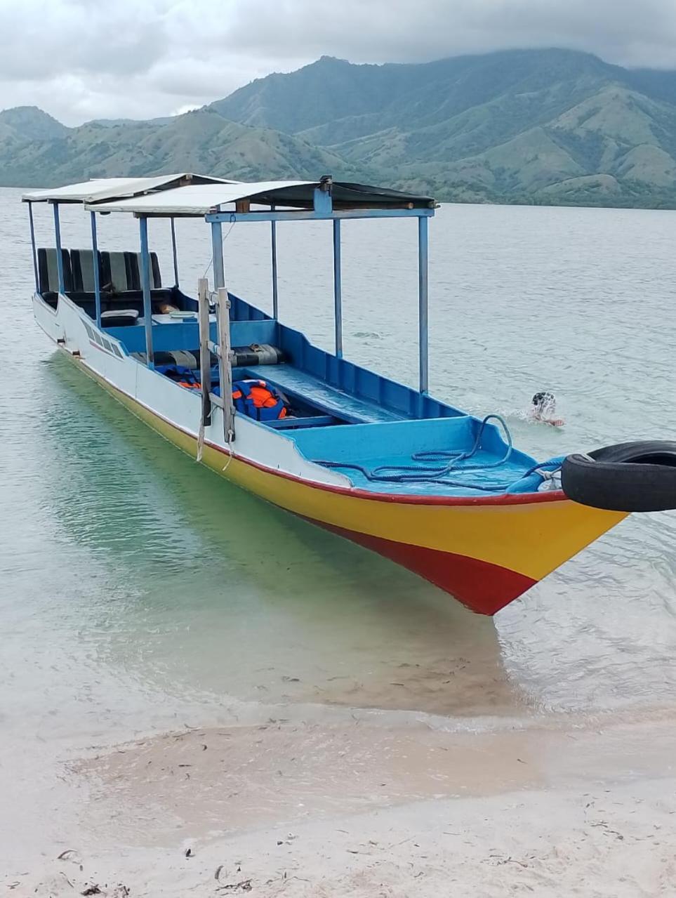 Riung Tiga Empat Tujuh Guesthouse Exteriör bild